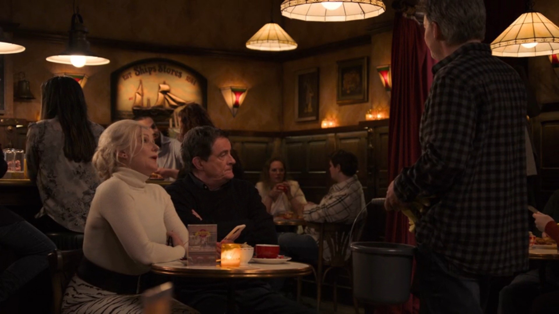 Henk schrikt van zijn belastingschuld.